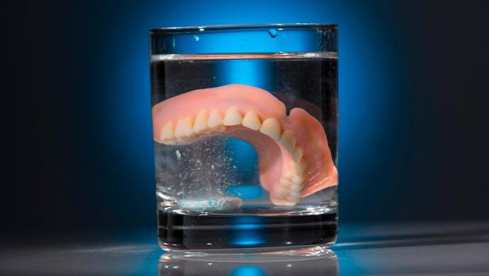 Cómo conservar prótesis dentales