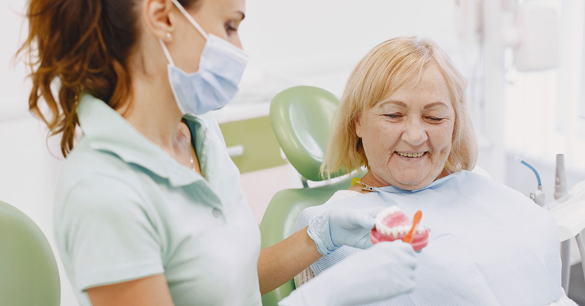 paciente en consulta de dentista explicando implantes dentales